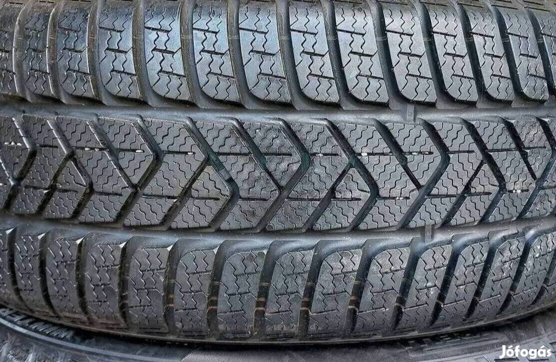 2db 225/40 r19 Pirelli téli 2016 6.5- 7mm, 20000ft/db