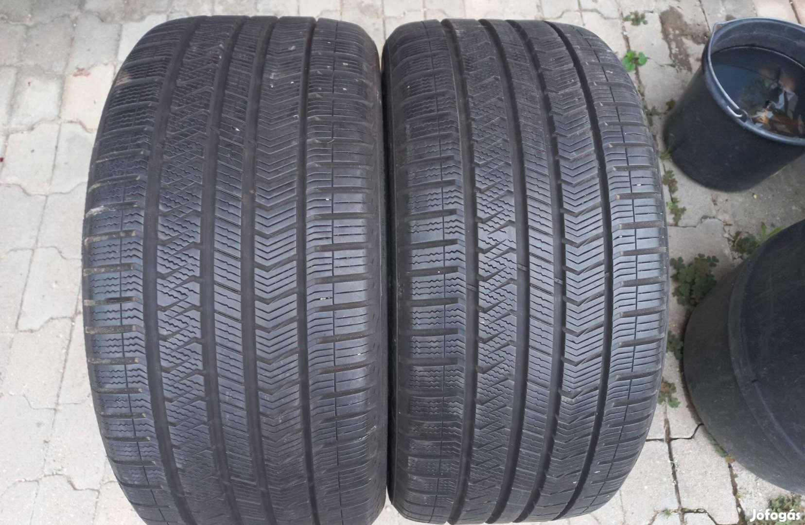 2db 90%-os 255/35 R19 Vredestein 4 évszakos gumi
