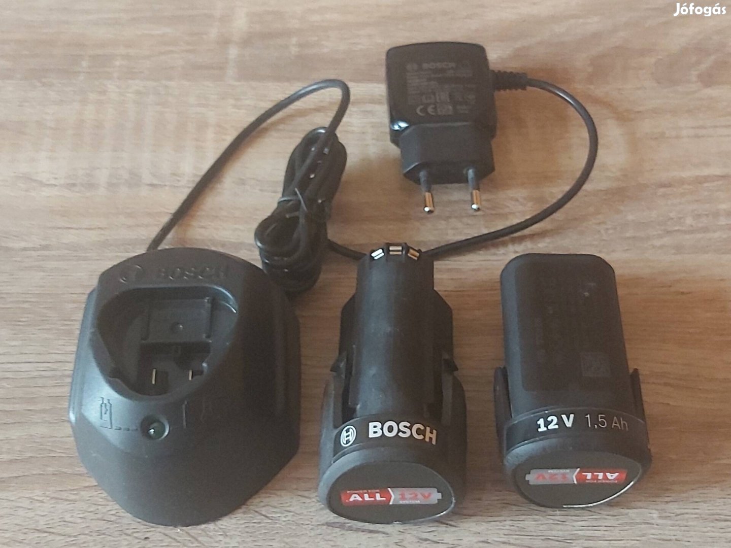 2db Bosch 12V akkumulátor + töltő