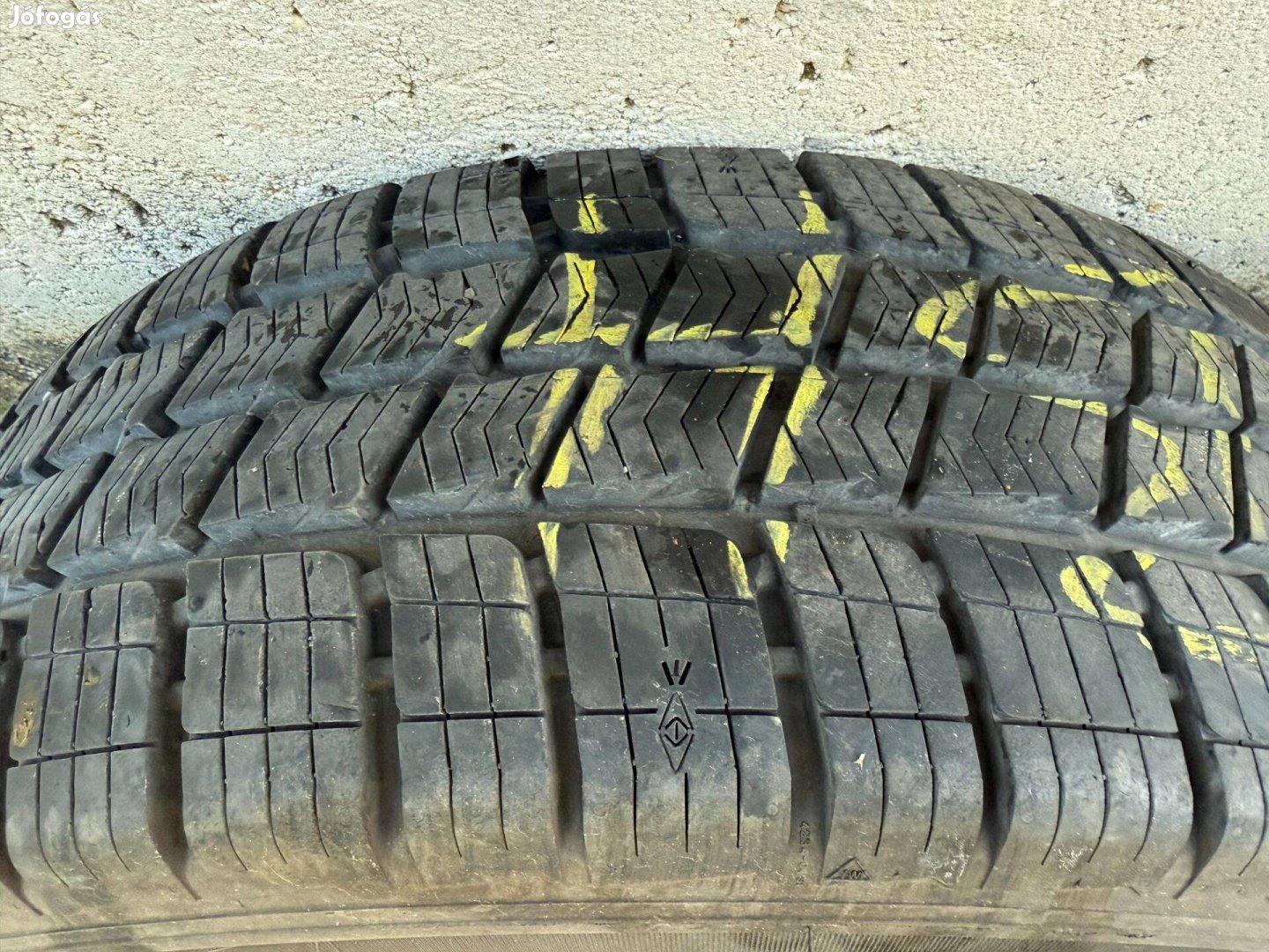 2db Használt téligumi 225/70 R15 C apollo