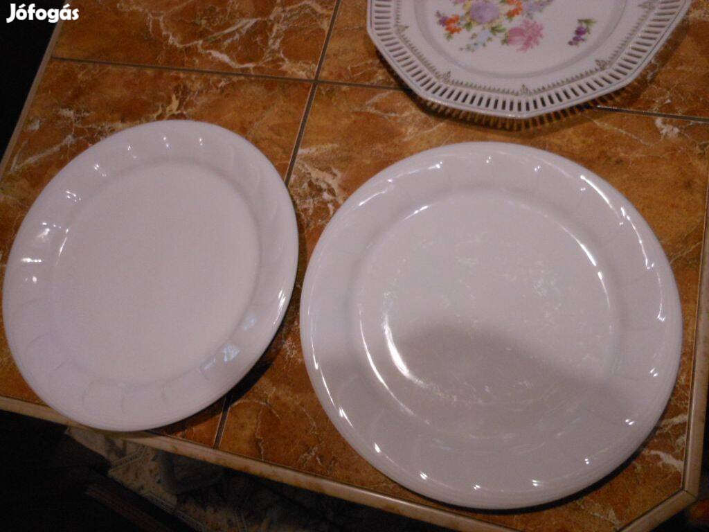 2db Hollóházi lapostányér egyik peremén alul lepattanás
