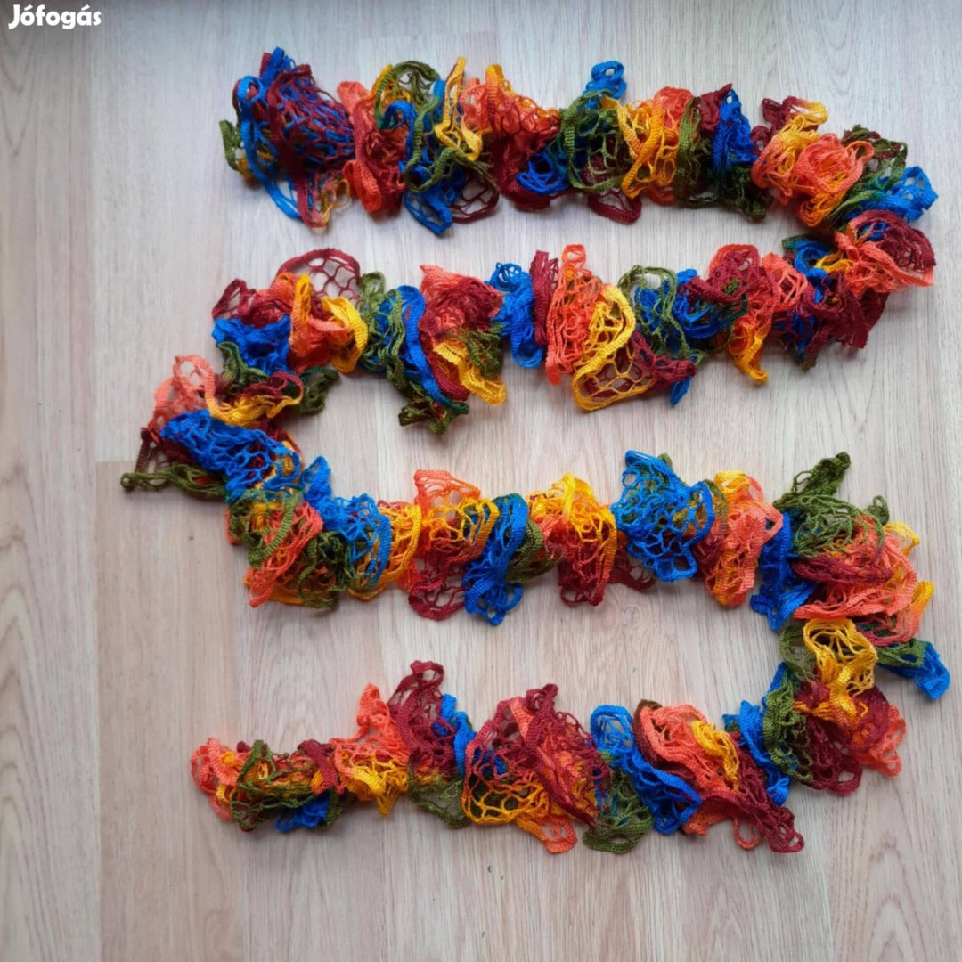 2db kék-zöld és tarka színű horgolt sál farsangi bohóc
