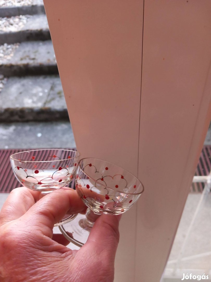 2db régi Parádi üveg likőrös pohár szájukon apró csorba