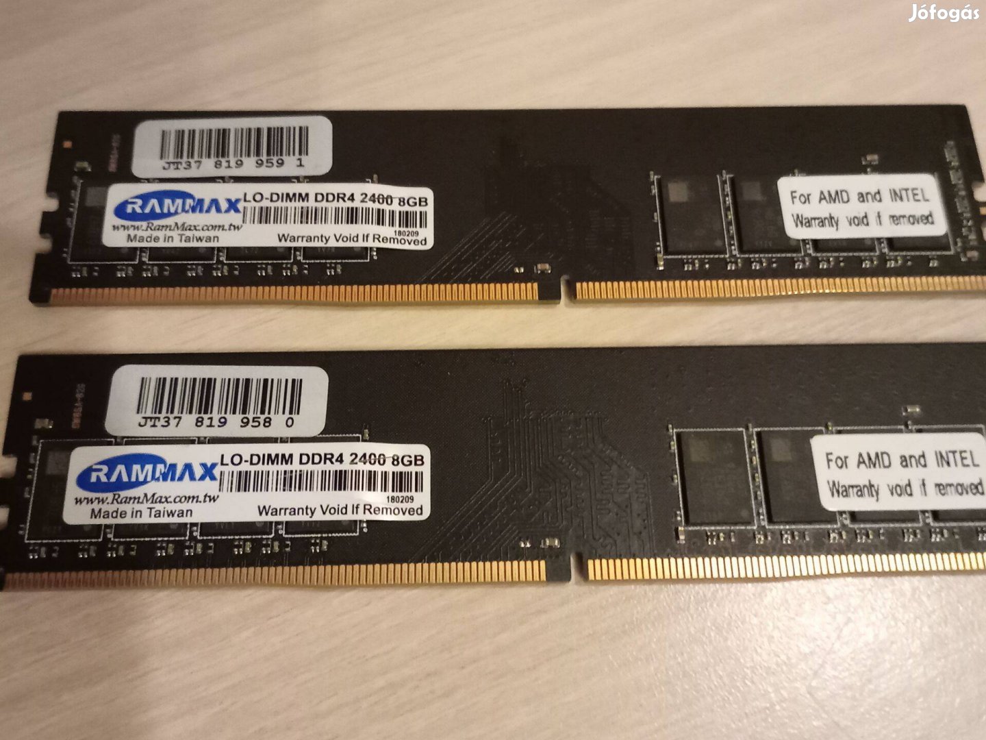 2x8GB DDR4 2400MHz memória