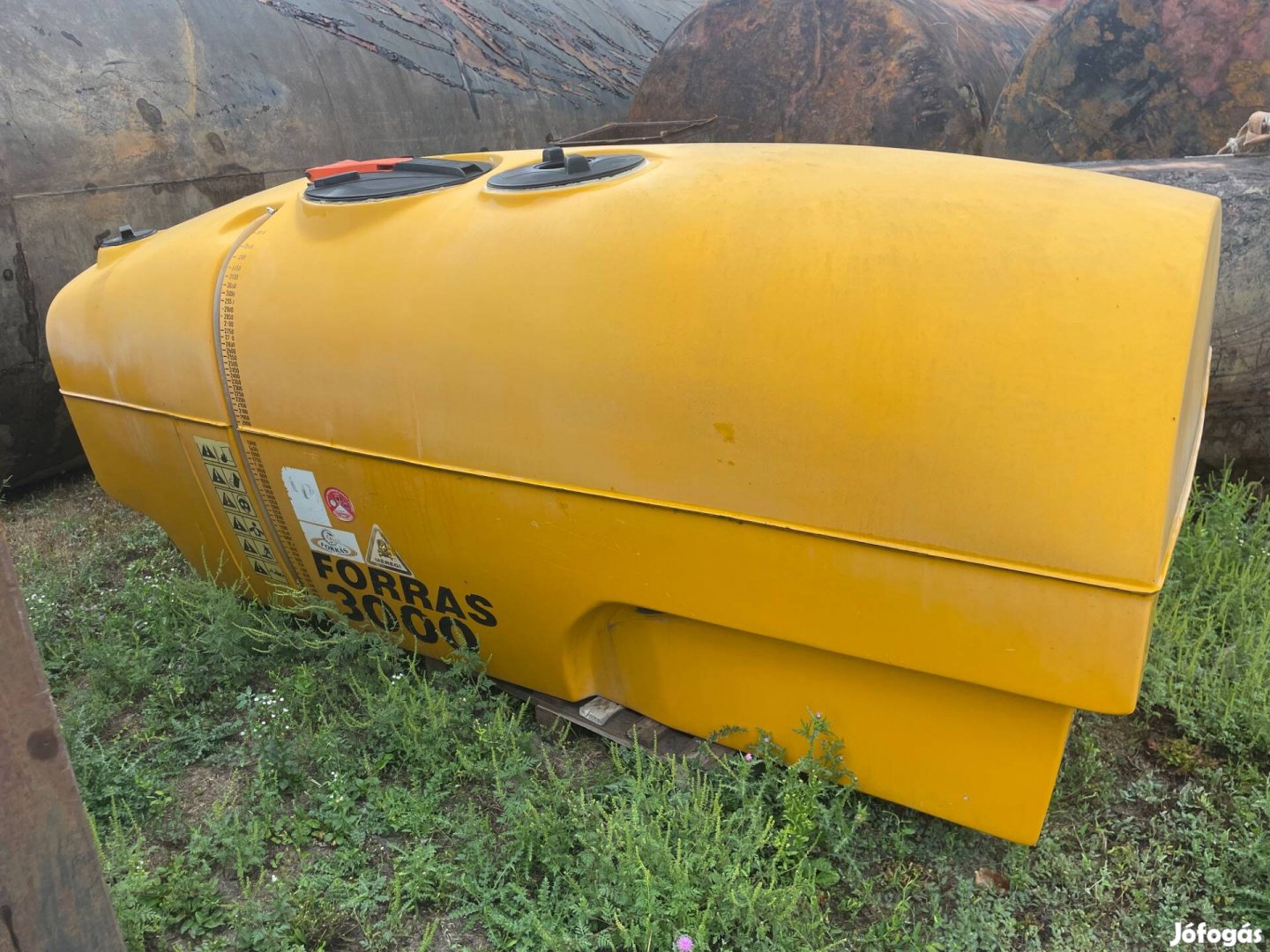 3000 L-es műanyag tartály eladó
