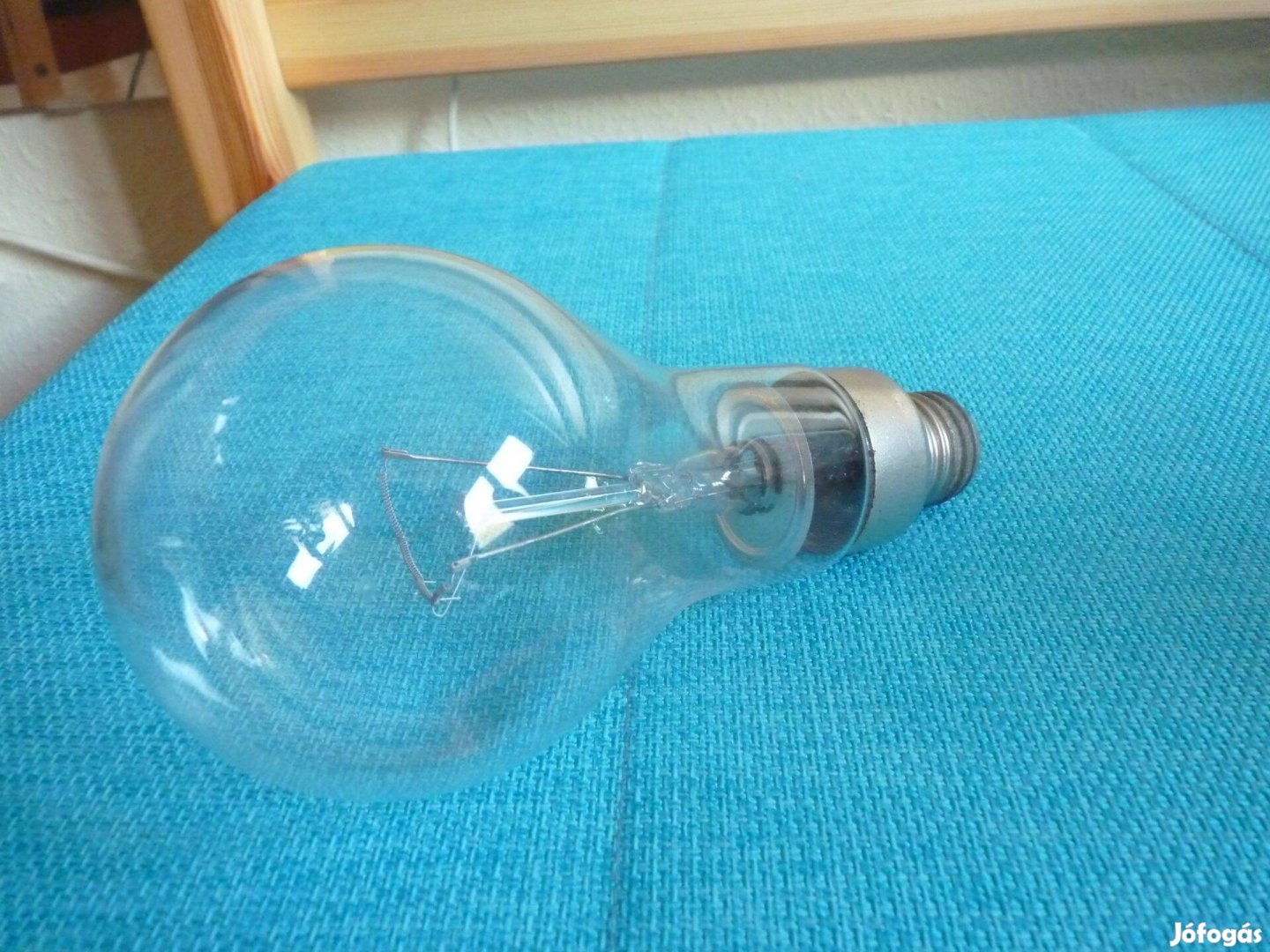 300 W-os hagyományos izzó villanykörte lámpa