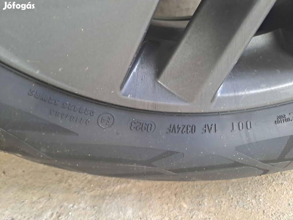300 km-es Continental 215/65 R17 nyári gumik eladóak