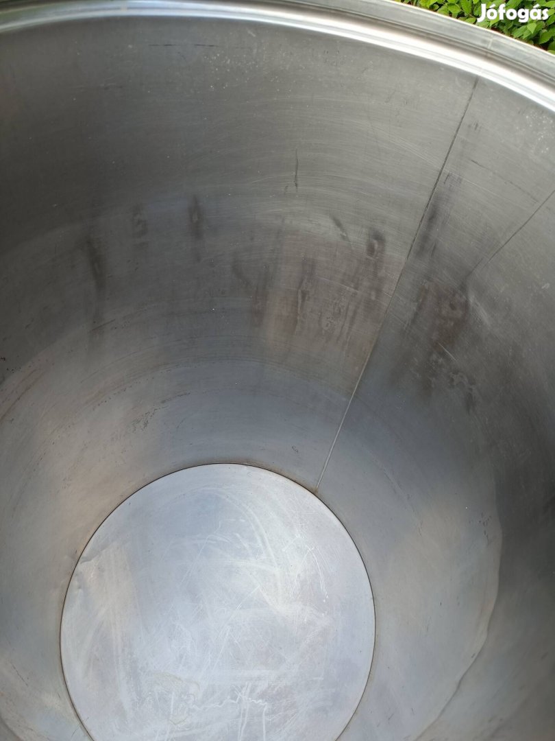 300 l úszó fedeles bor tartály eladó