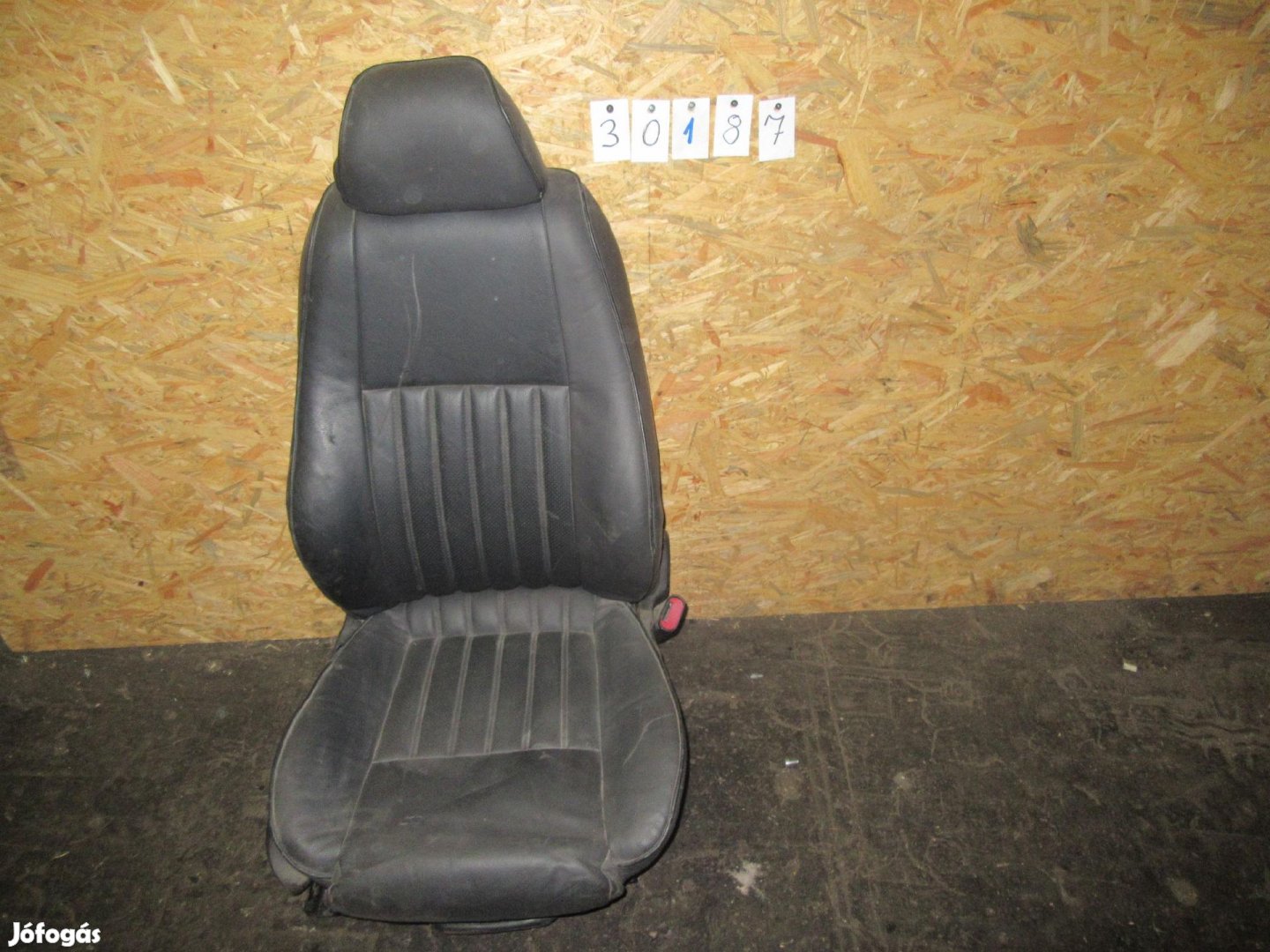 30187 Alfa Romeo 147 5 ajtós, fekete színű, bőr, jobb első ülés
