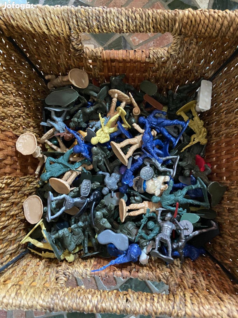30 darab színes műanyag játék katona szerepjátékohoz/terepasztalra