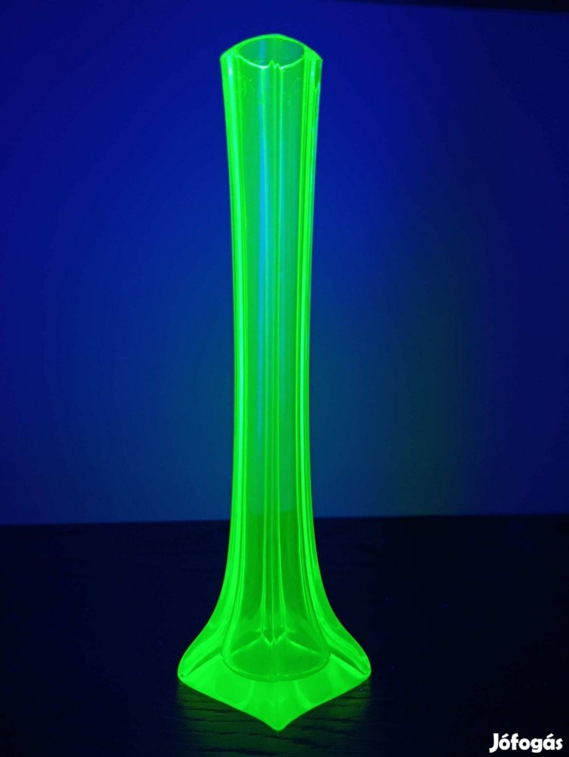 30cm magas uránium üveg váza uránüveg