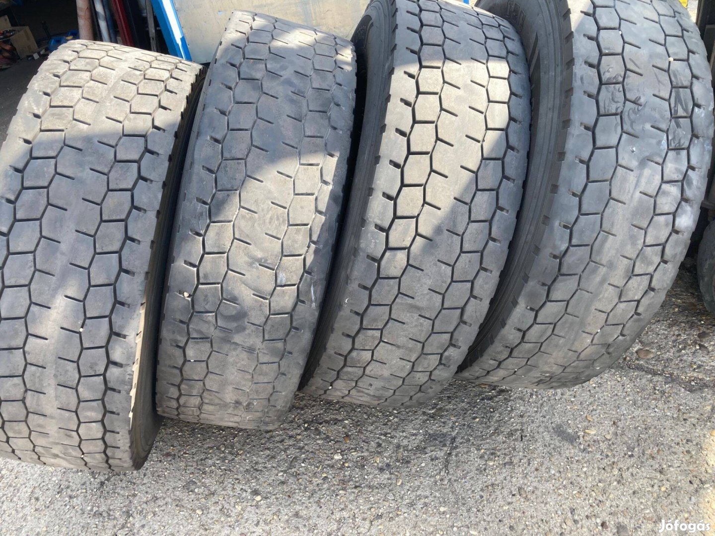 315/70 R22,5 húzó garnitúra eladó!