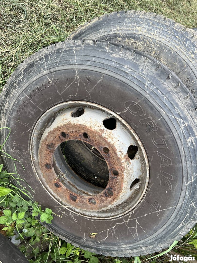 315/80 R22,5 teherautó gumi felni. 