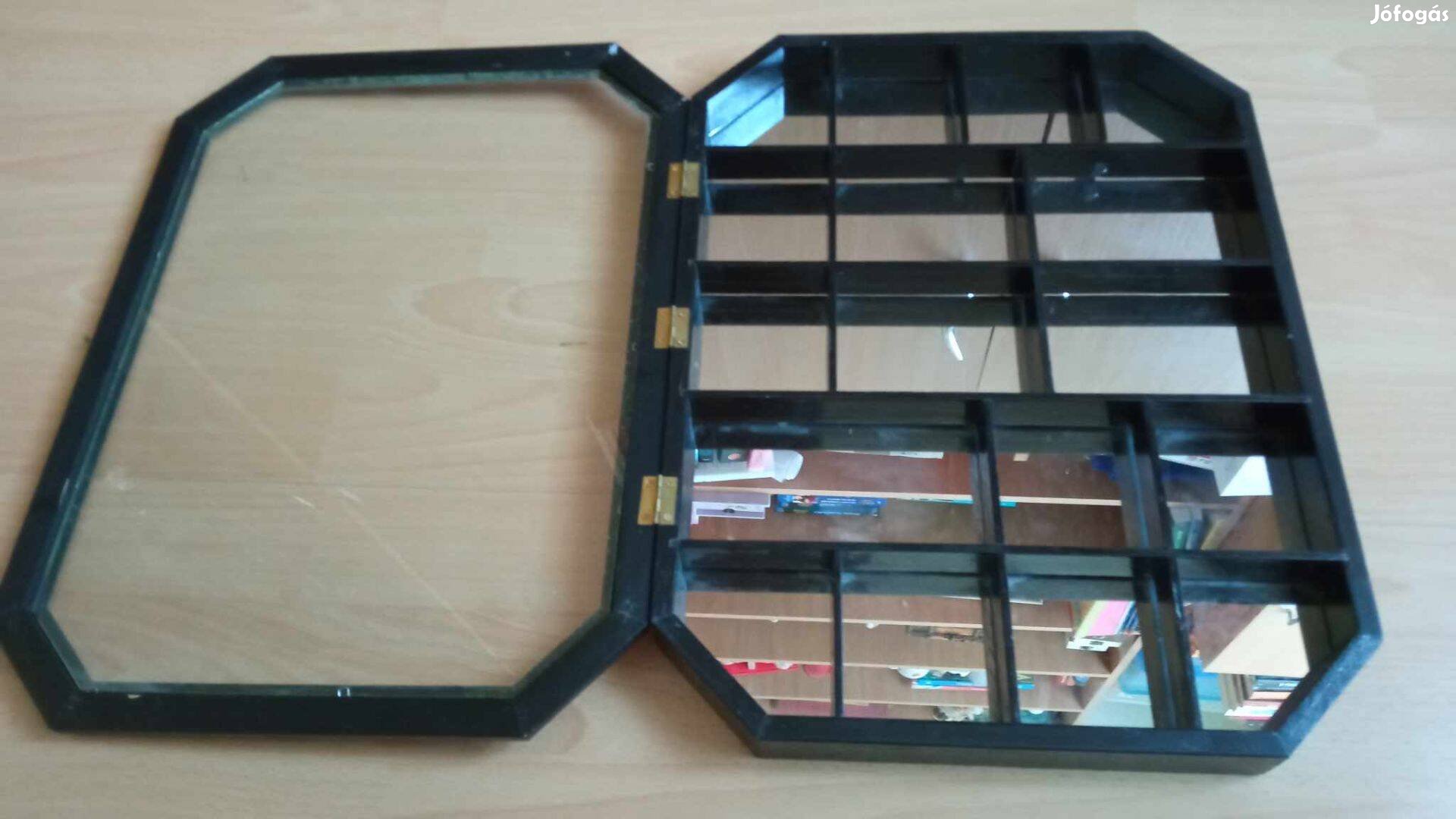 31,5x41 cm fali polcos tükrös üveges kis szekrény 1800 Ft