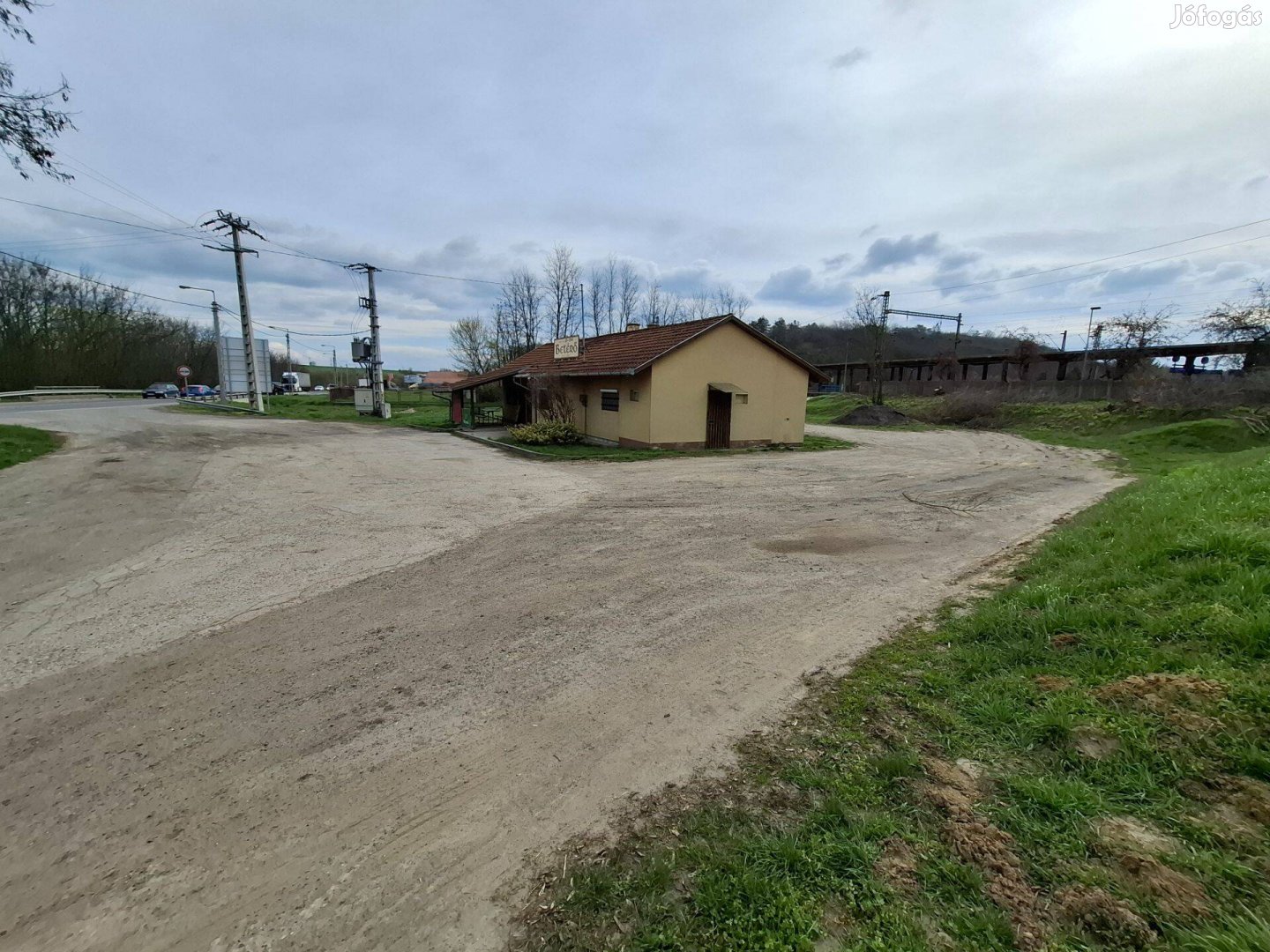 31-es főút mellett, vendéglátó egység, parkolóval, Mendén eladó!