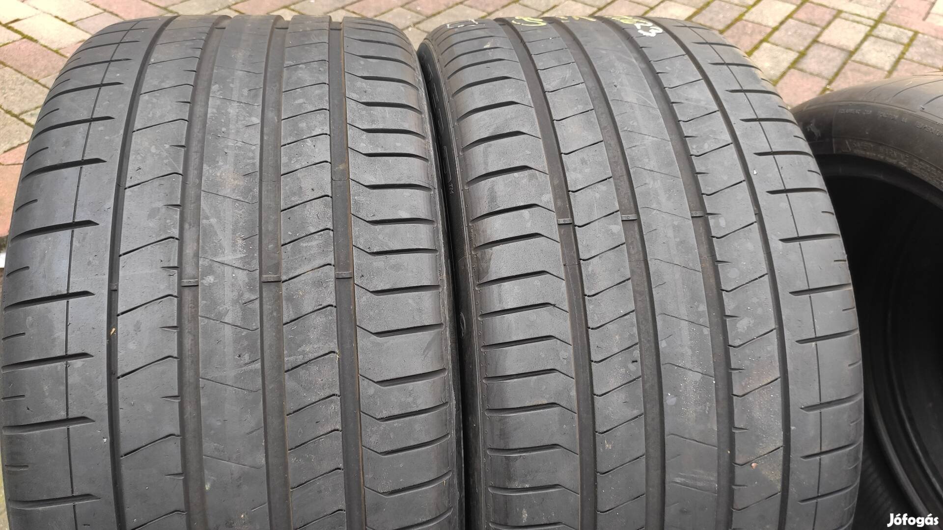 325/30 R23 Lamborghini Urus 325/30R23 325/30 23 Pirelli