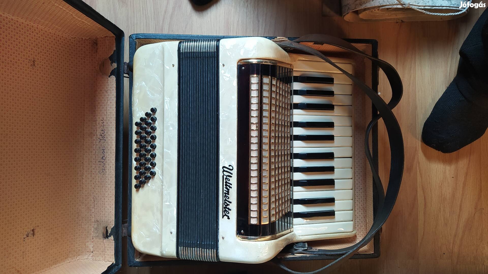 32 basszus tangó harmonika fehér gyongyházas