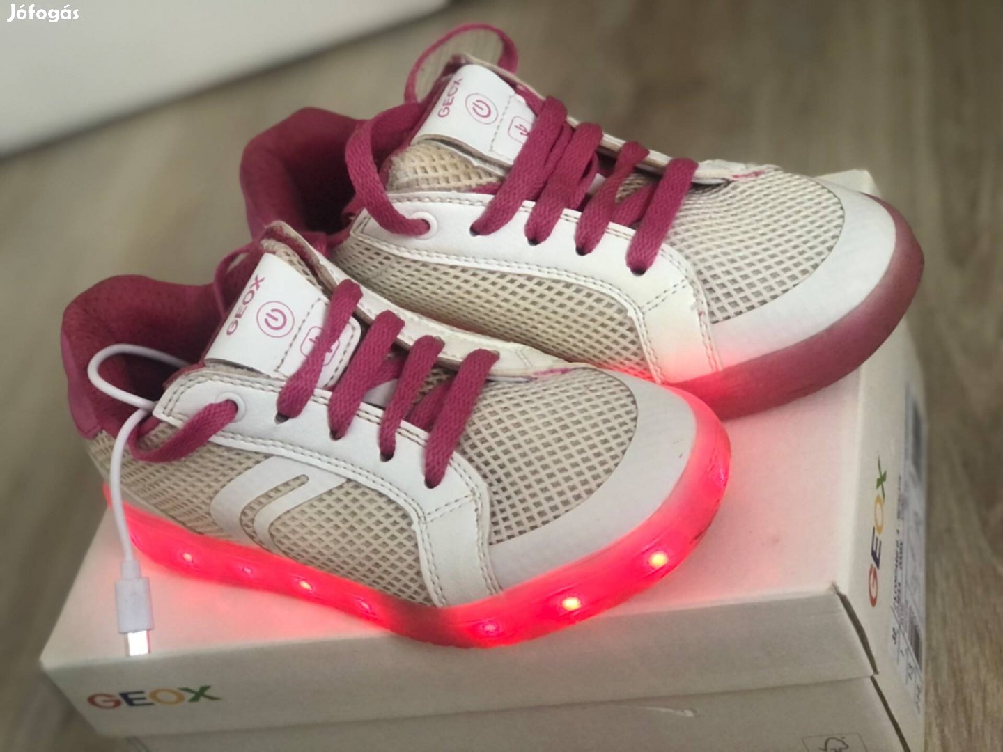 32-es Geox (sport)cipő/LED -es