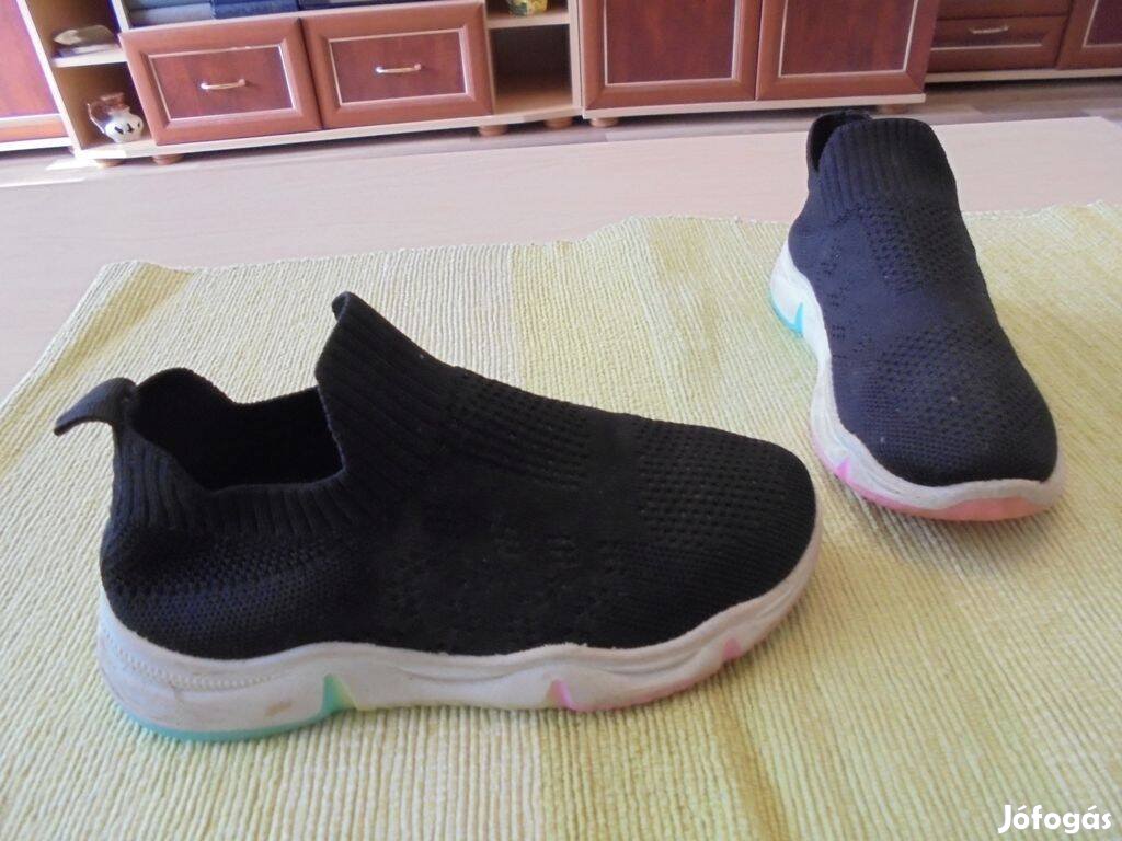 32-es Lyukacsos vászoncipő-váltócipő