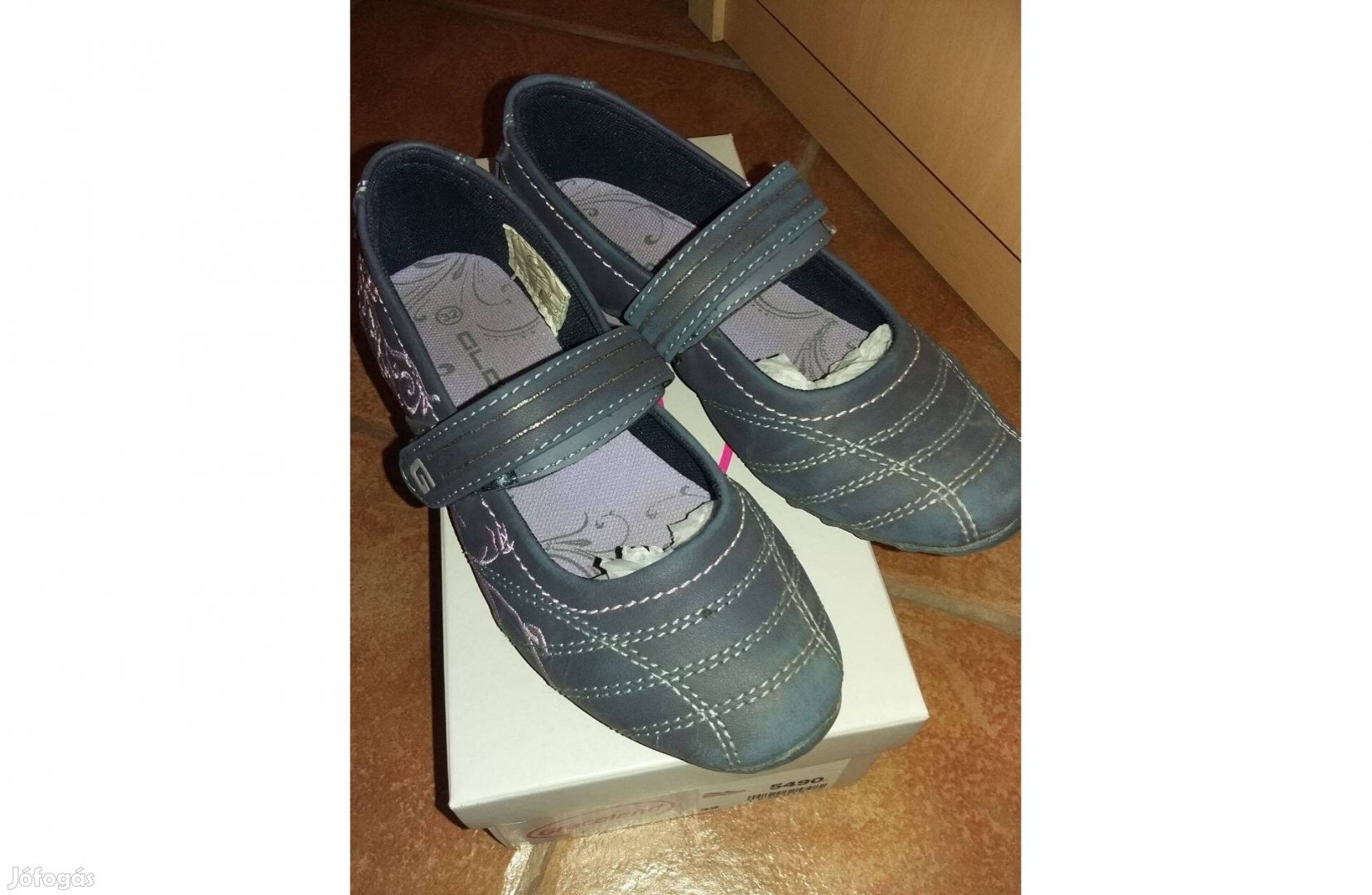 32-es cipő eladó