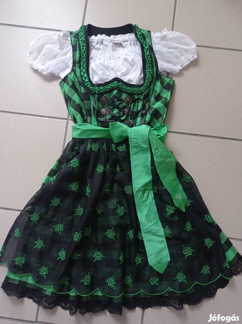 32-es dirndl ruha köténnyel