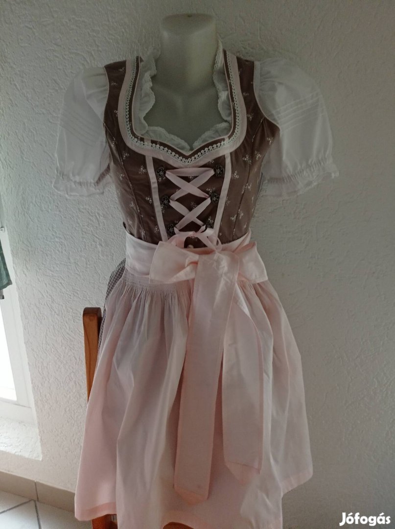 32-es dirndl ruha köténnyel 