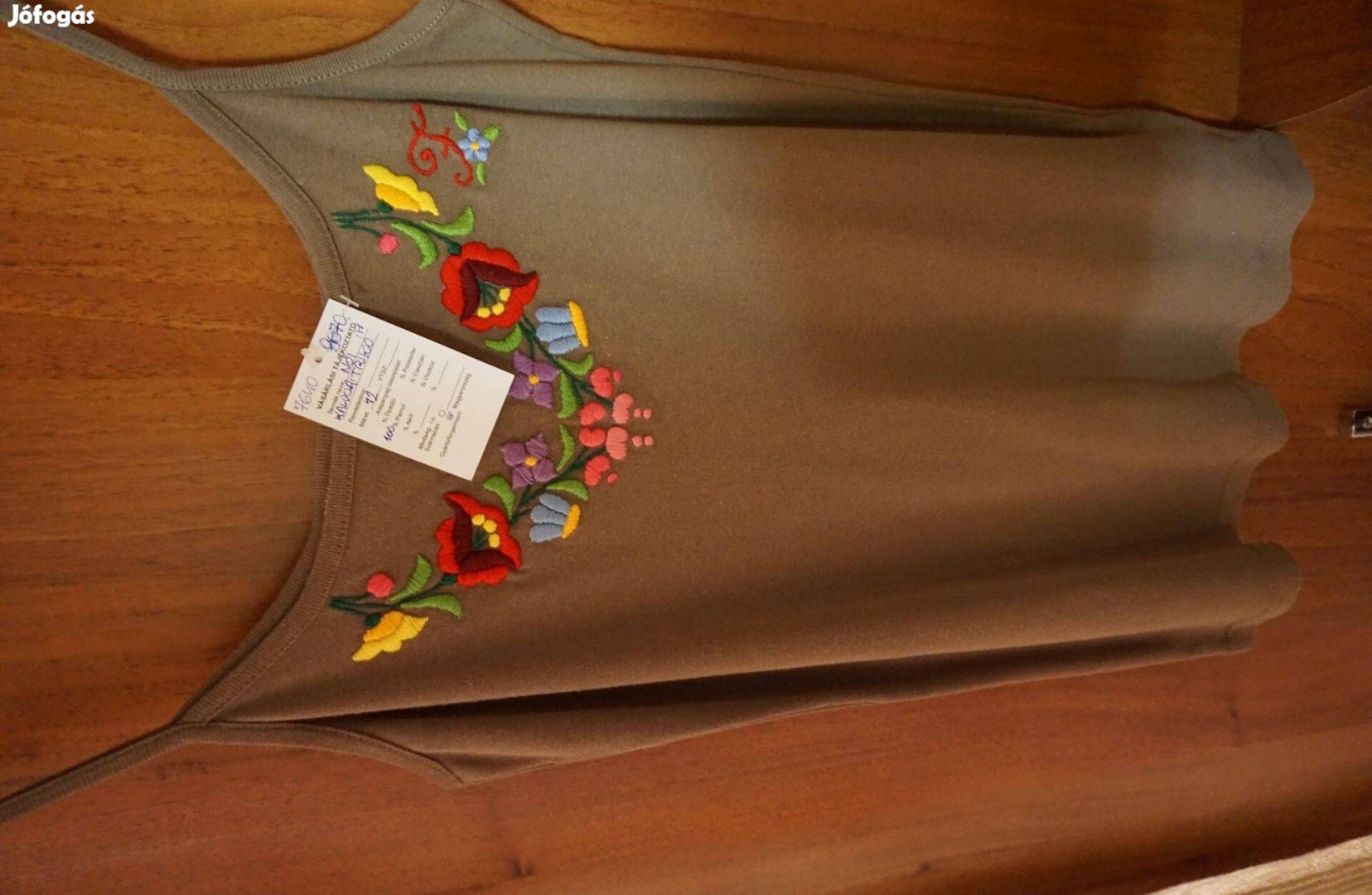 32-es drapp női trikó kalocsai kézi színes hímzéssel eladó