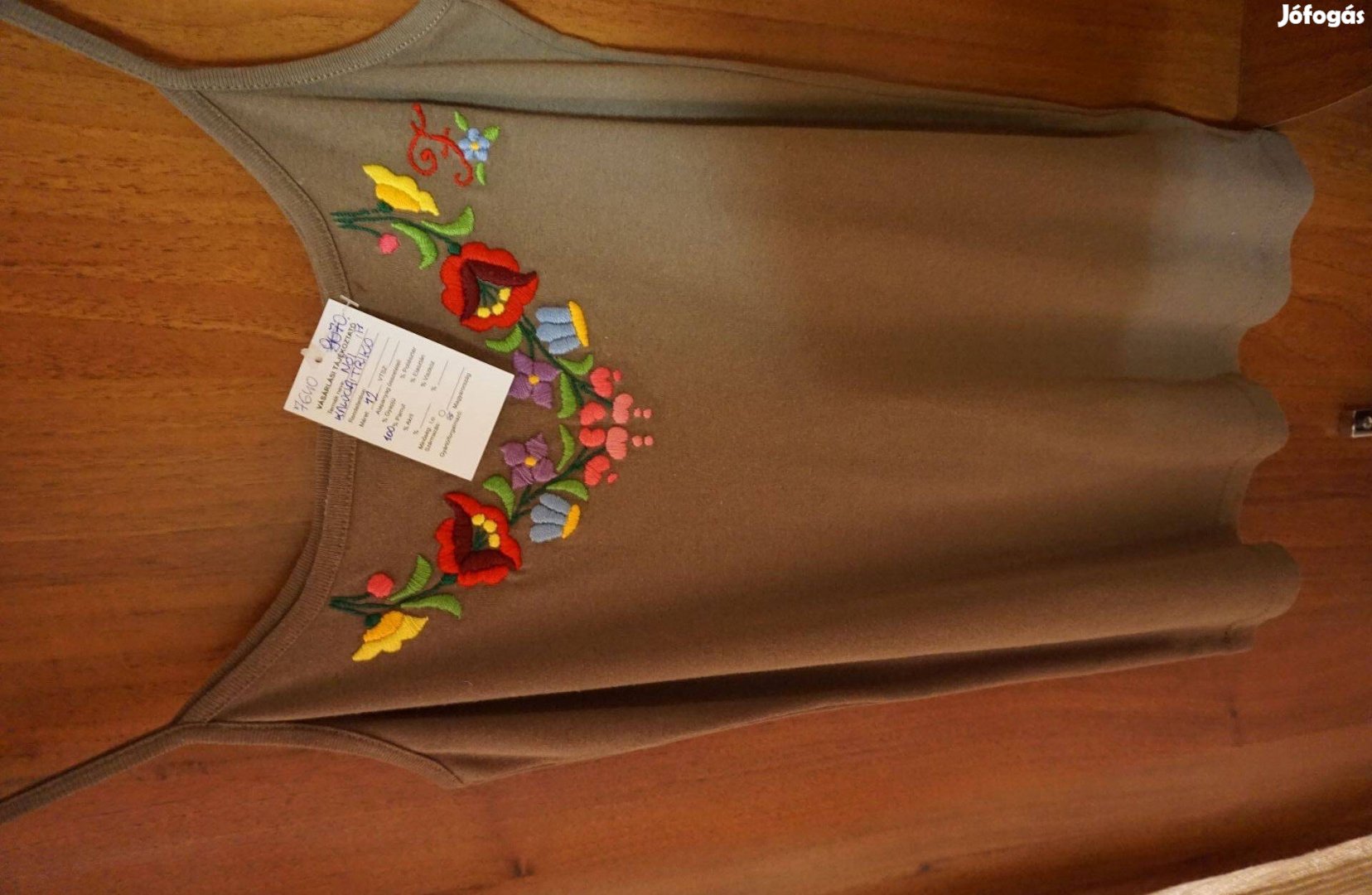 32-es drapp női trikó népművész színes kalocsai hímzéssel