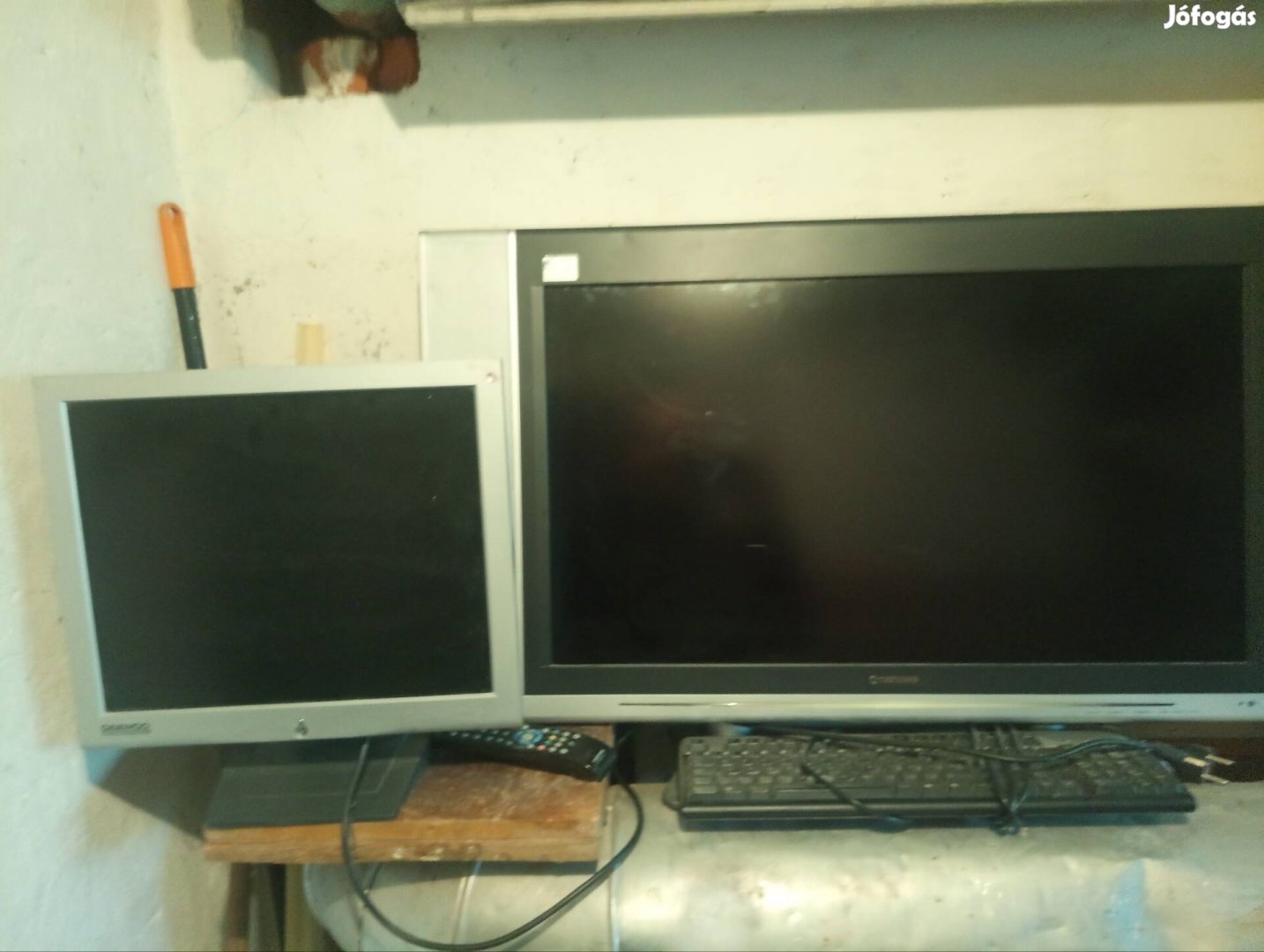 32-es hd tv,17-es monitor.