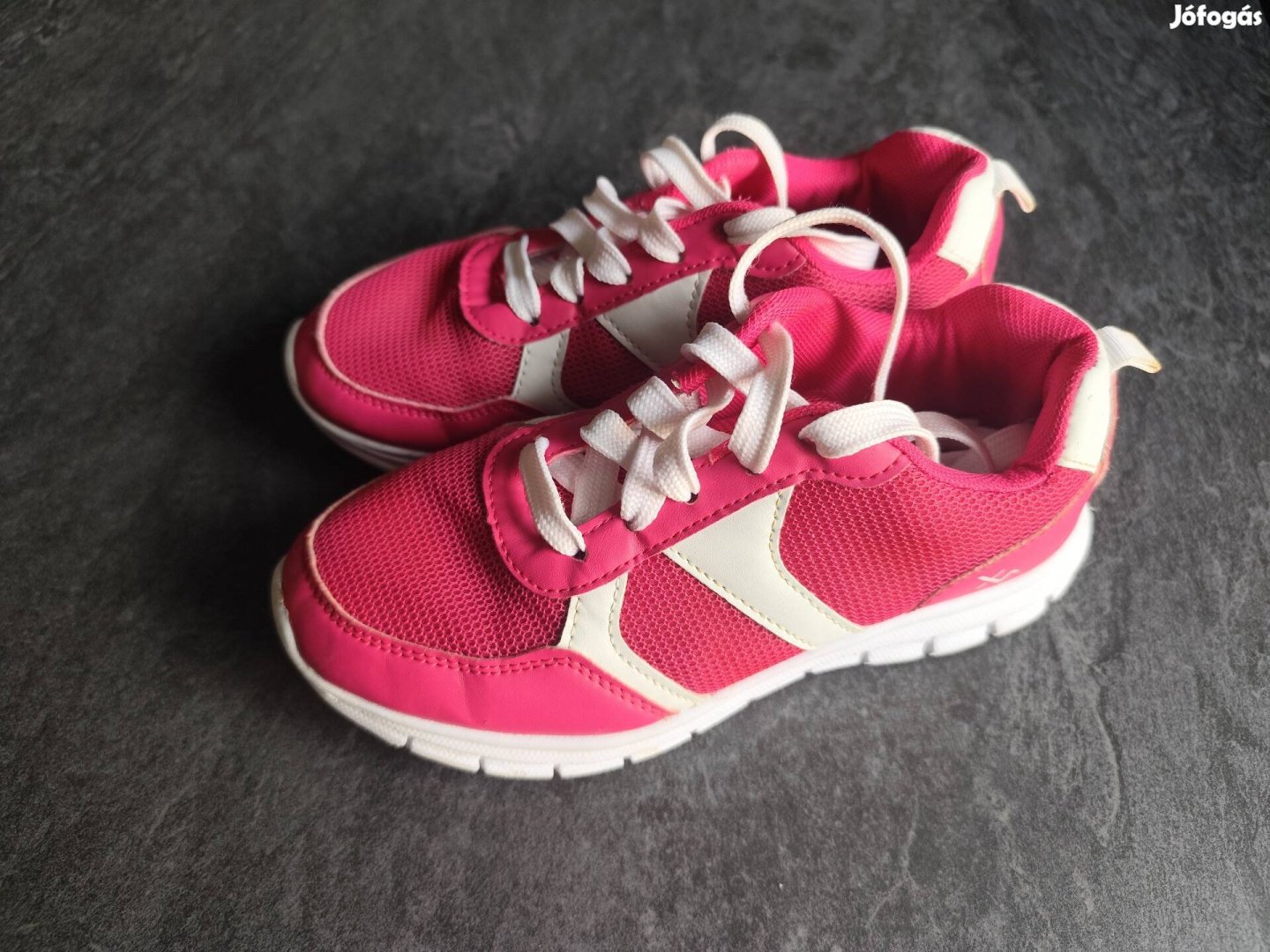 32-es keveset használt cipő