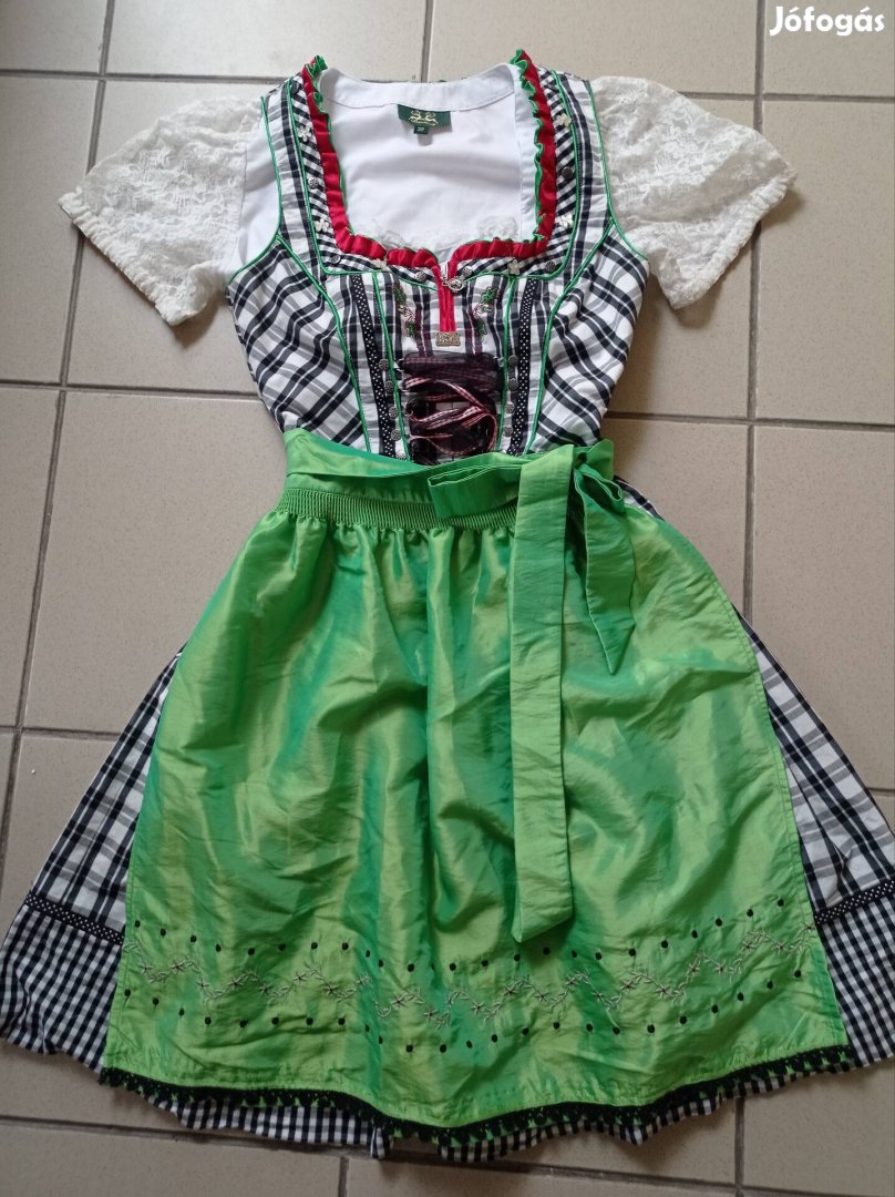 32-es lányka dirndl ruha köténnyel