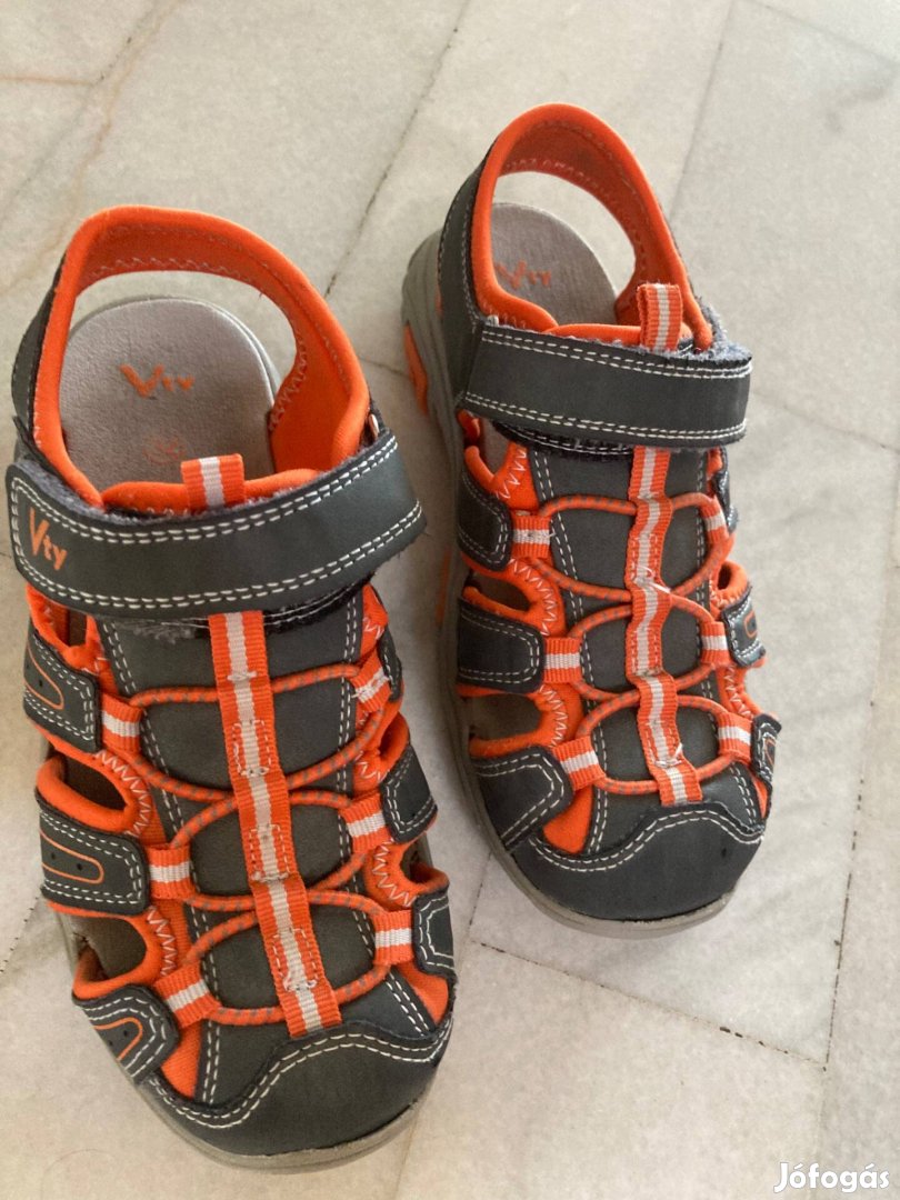 32-es szandál eladó