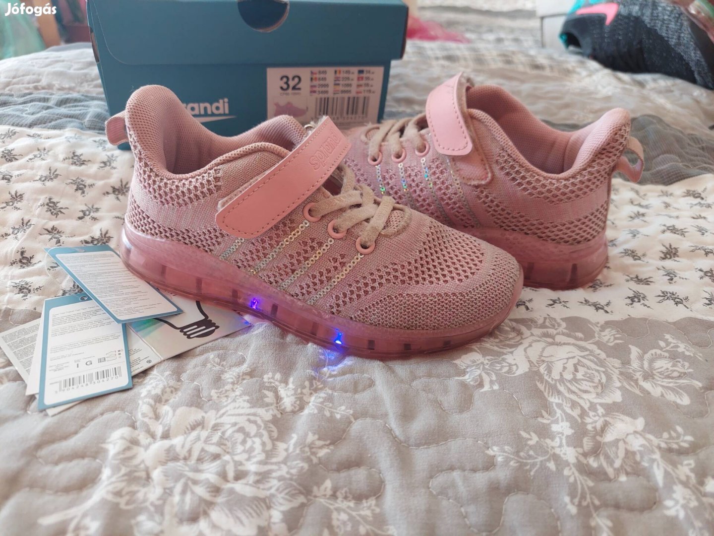 32-es villogós rózsaszín cipő