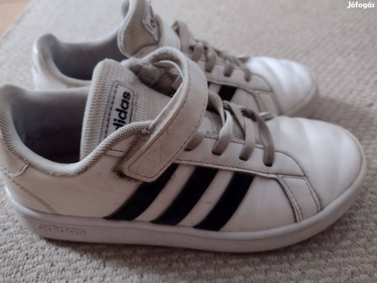 32 fiú Adidas cipő képek szerint