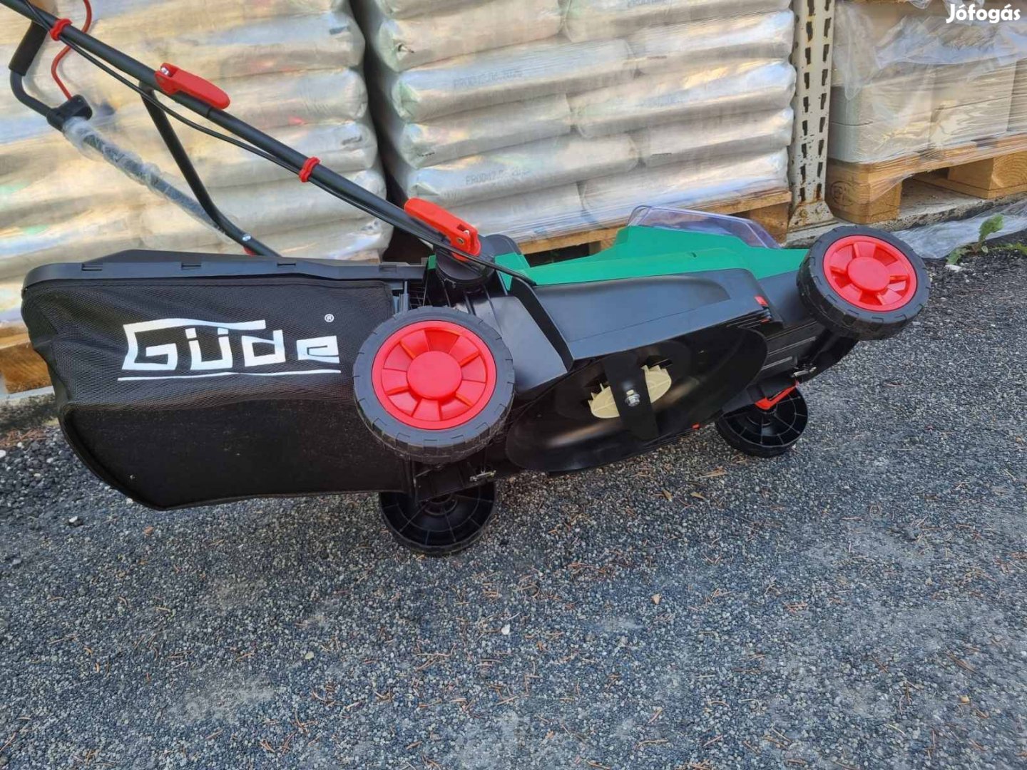 32cm munkaszéleséggel 30L-es gyűjtőtartállyal akkus fűnyíró töltővel