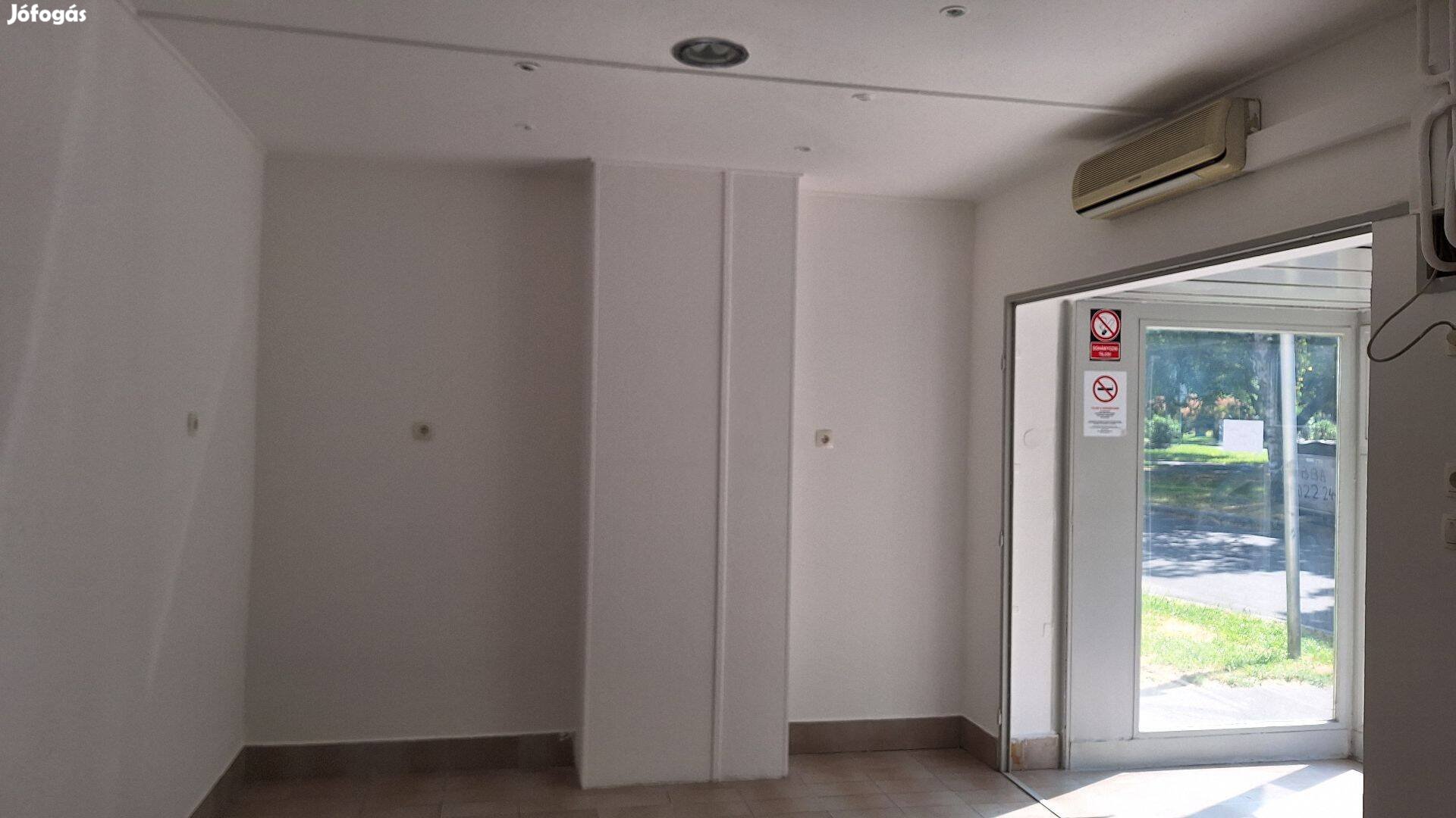 32m2 es helyiség üzlet vagy iroda számára kiadó Szekszárdon