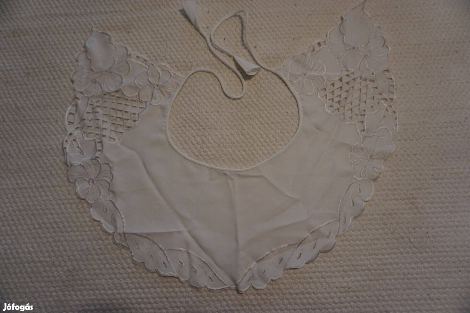 32x47 cm.-es riselt és hímzett fehér előke kisgyermeknek
