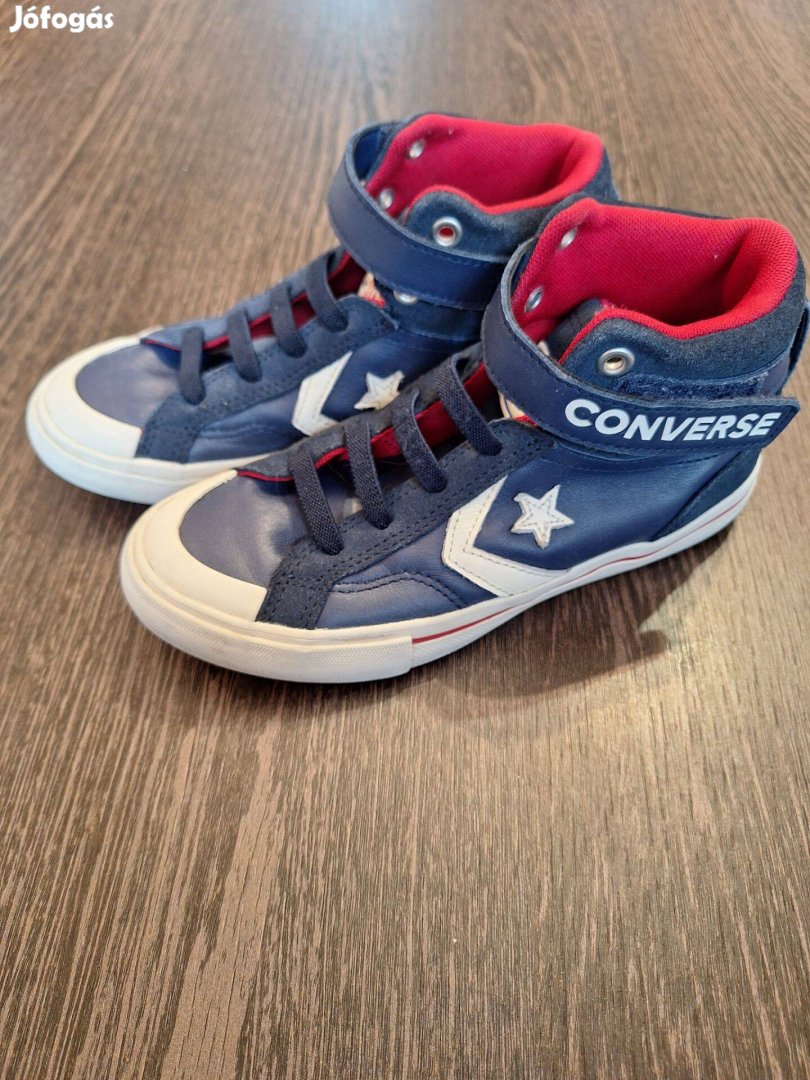 33-as Converse cipő