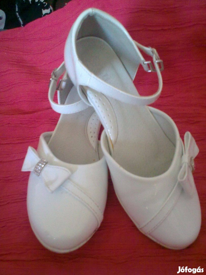 33-as Nelli Blu márkájú fehér masnis lakkbőr cipő