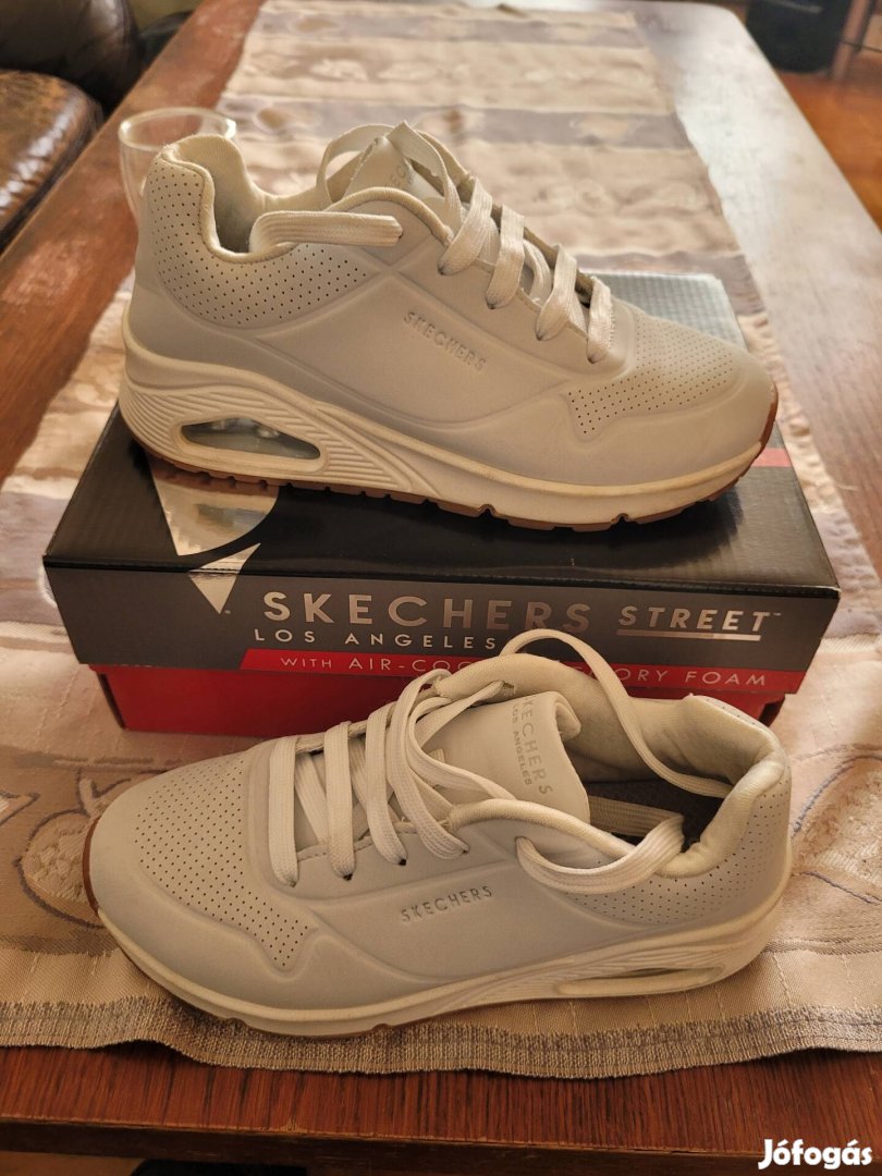 33-as Skechers cipő