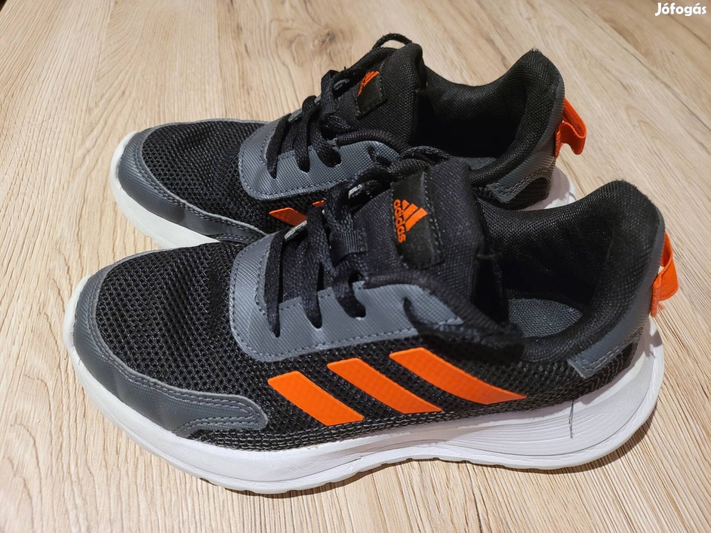 33-as adidas sportcipő