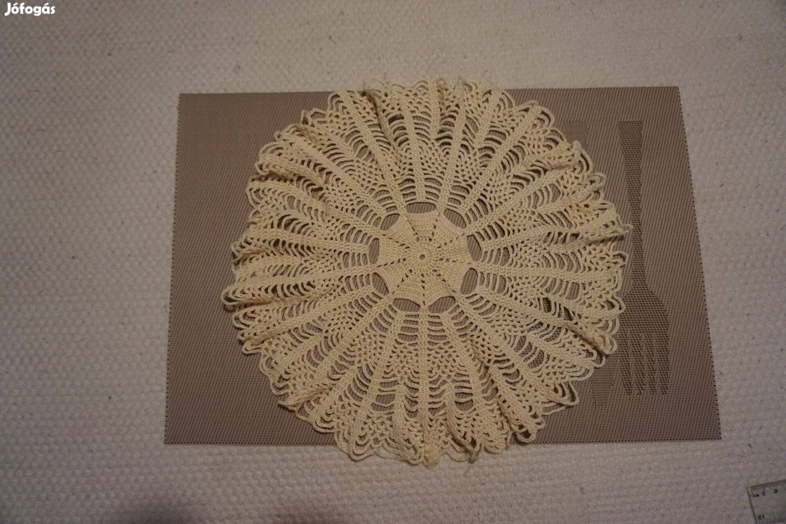 33 cm.es napsugár mintás fehér csipke alátét terítő eladó