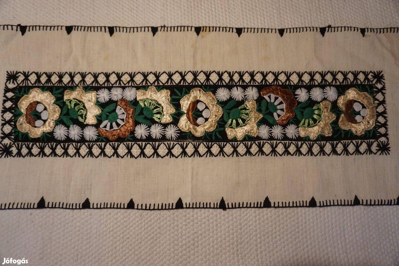 33x85 cm.-es fekete-piros és aranysárga díszes terítő eladó