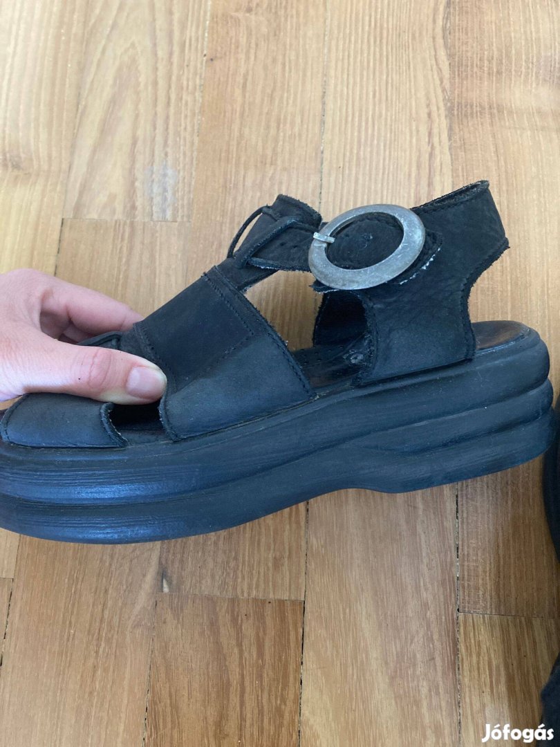 34-es bőr szandál