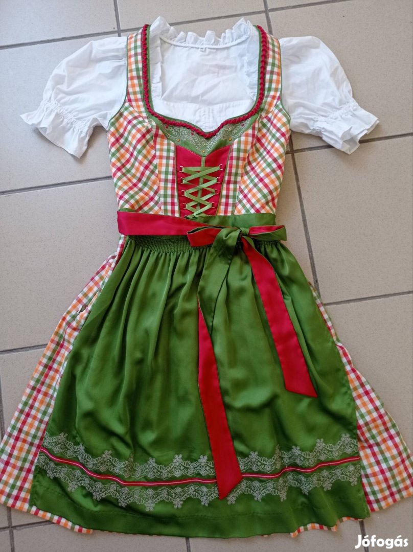 34-es dirndl ruha köténnyel
