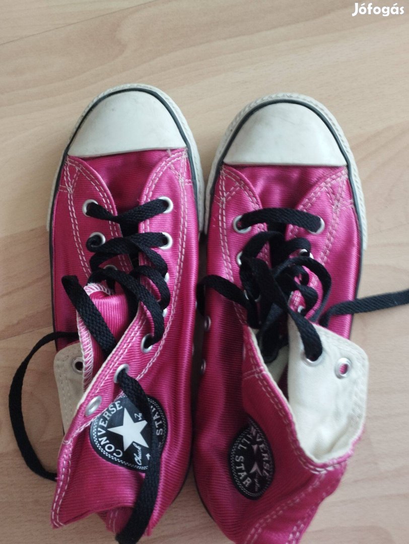 34-es lány Converse magasszárú tornacipő