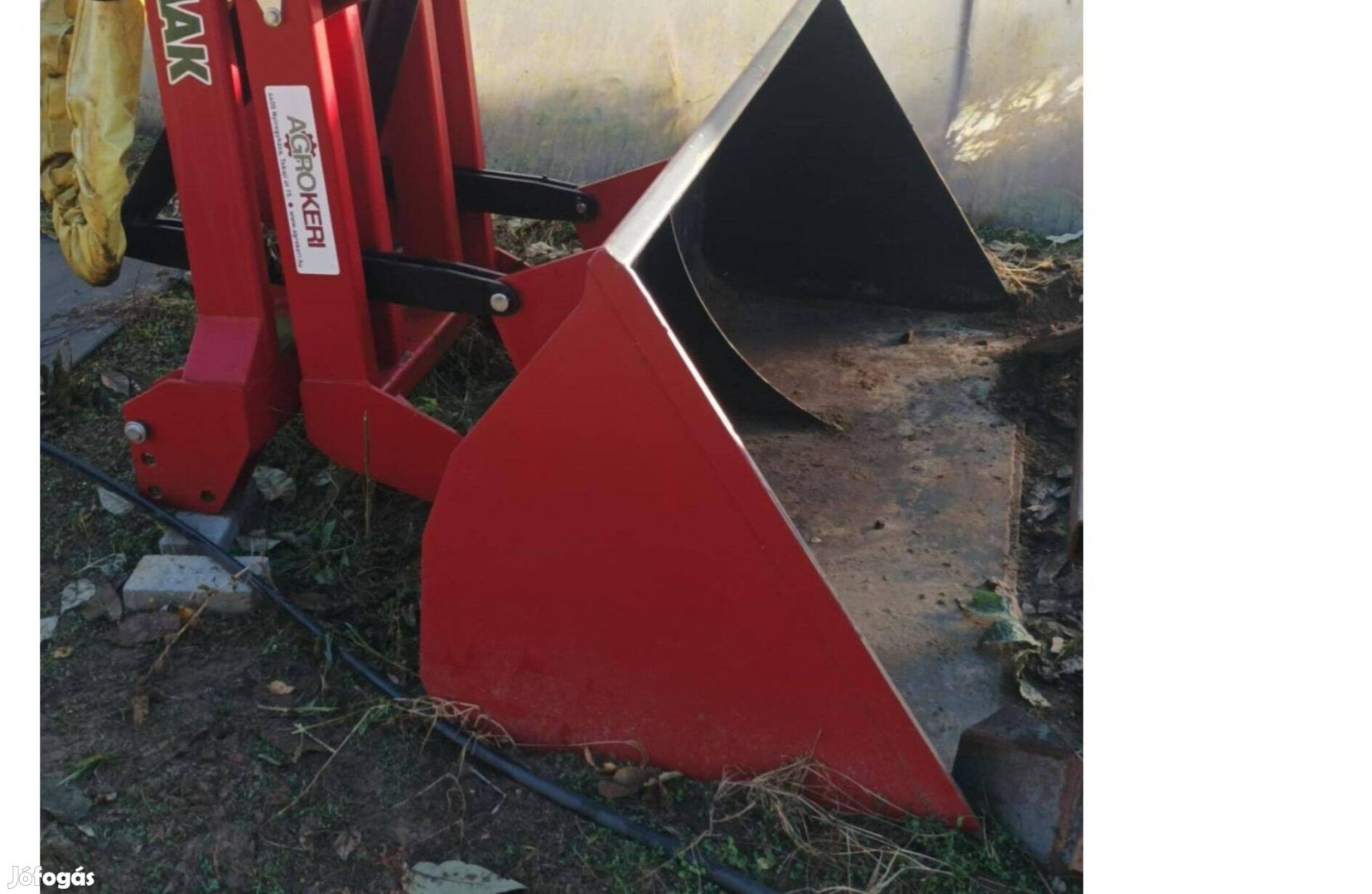 350 literes homlokrakodó kanál