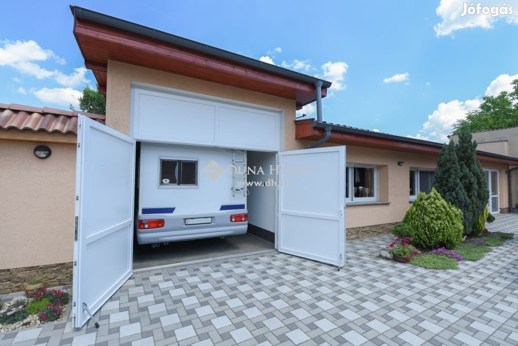 350 nm-es ház eladó Kecskemét