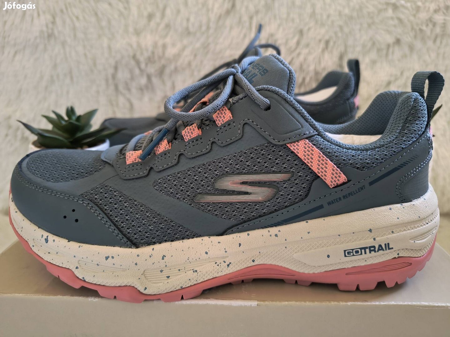 35,5-es Skechers Go Run Trail női cipő