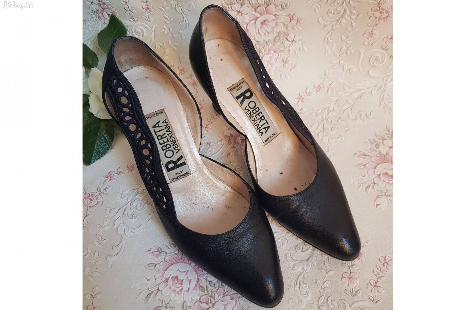 35,5-es sötétkék színű csipkés olasz magassarkú cipő, alkalmi cipő